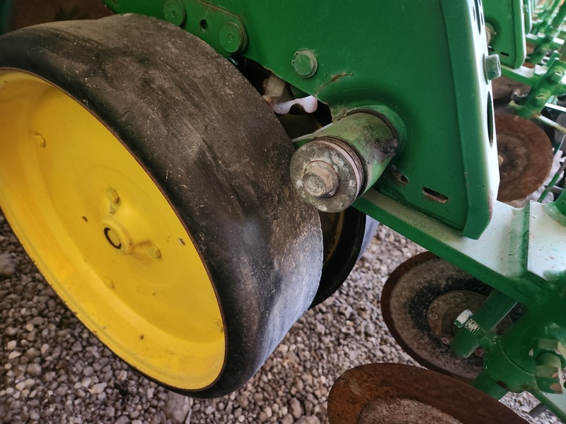 Planting Equipment  John Deere 7200 Planter  Photo