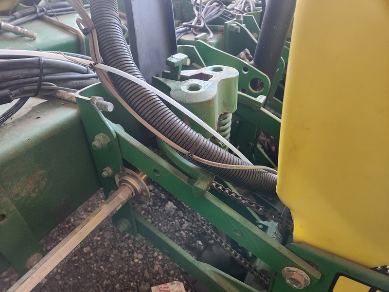 Planting Equipment  John Deere 7200 Planter  Photo