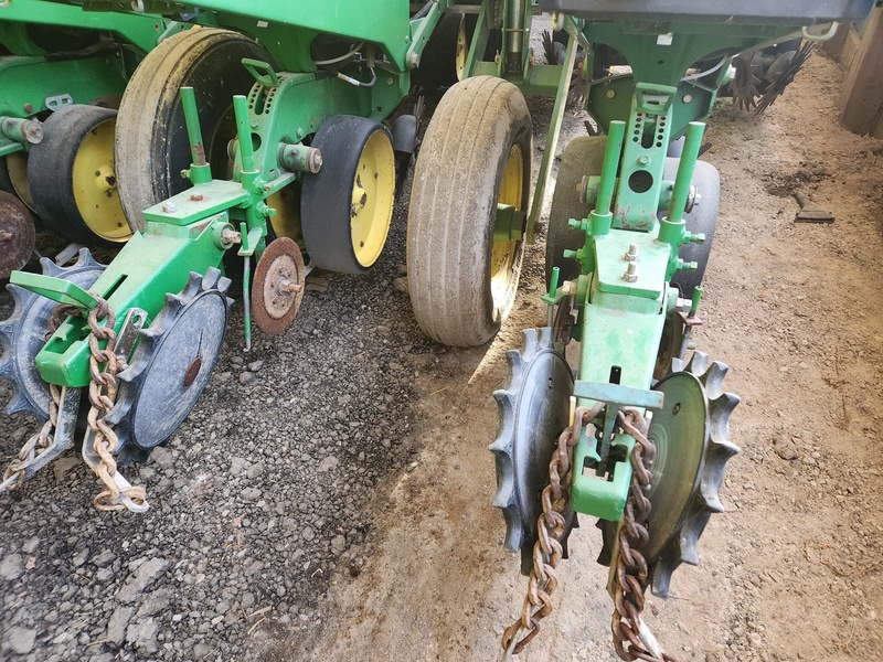 Planting Equipment  John Deere 7200 Planter  Photo