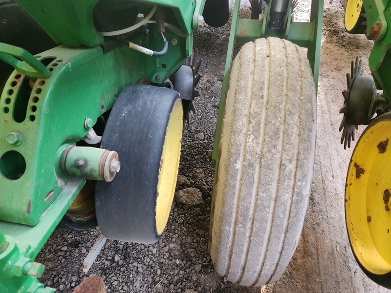 Planting Equipment  John Deere 7200 Planter  Photo