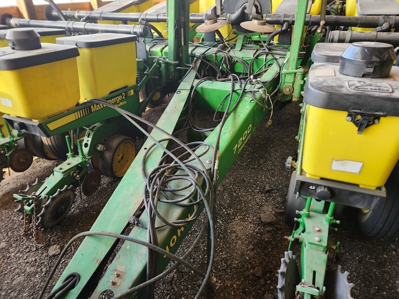 Planting Equipment  John Deere 7200 Planter  Photo