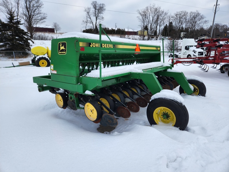 Planting Equipment  John Deere 750 No-Till Drill  Photo