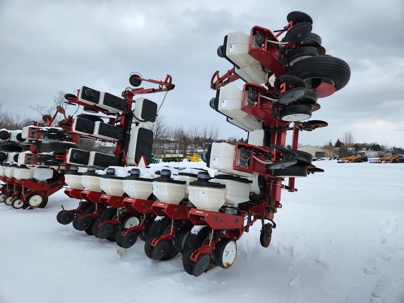 Planting Equipment  White 6122 Planter Photo