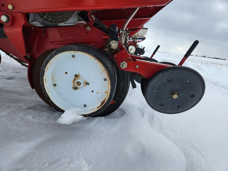 Planting Equipment  White 6122 Planter Photo