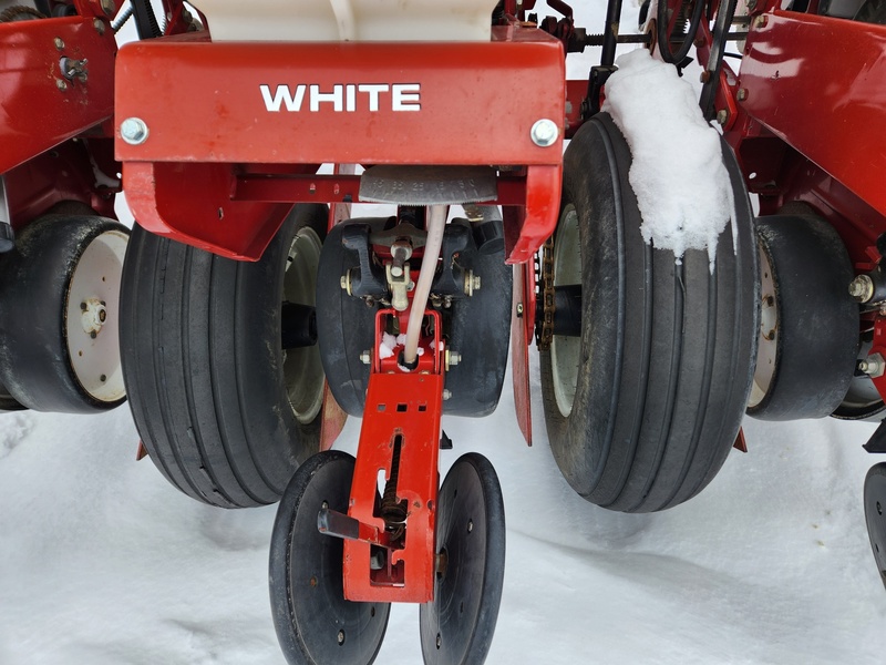 Planting Equipment  White 6122 Planter Photo