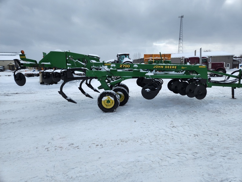 Tillage Equipment  John Deere 2700 Disc Ripper Photo