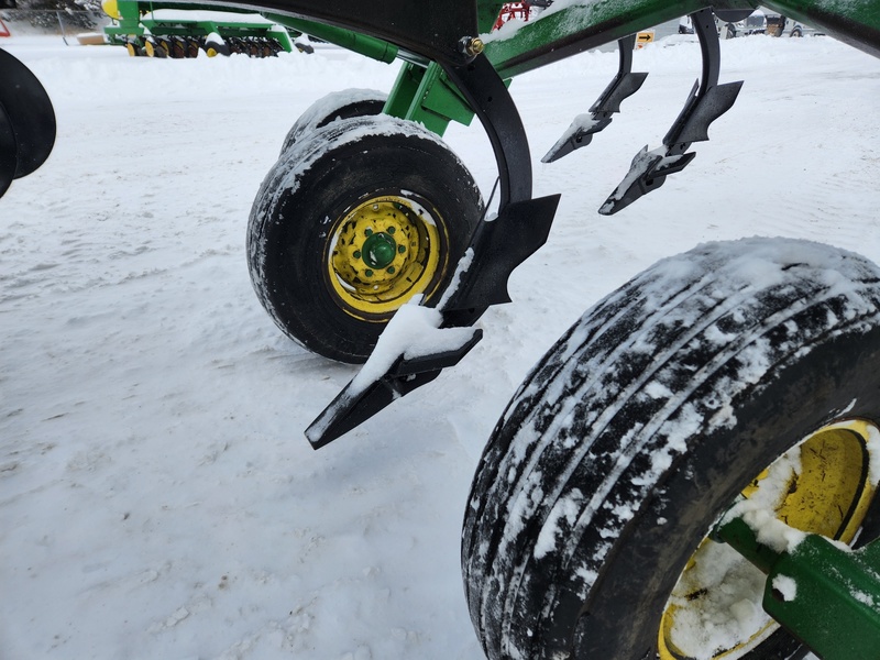 Tillage Equipment  John Deere 2700 Disc Ripper Photo