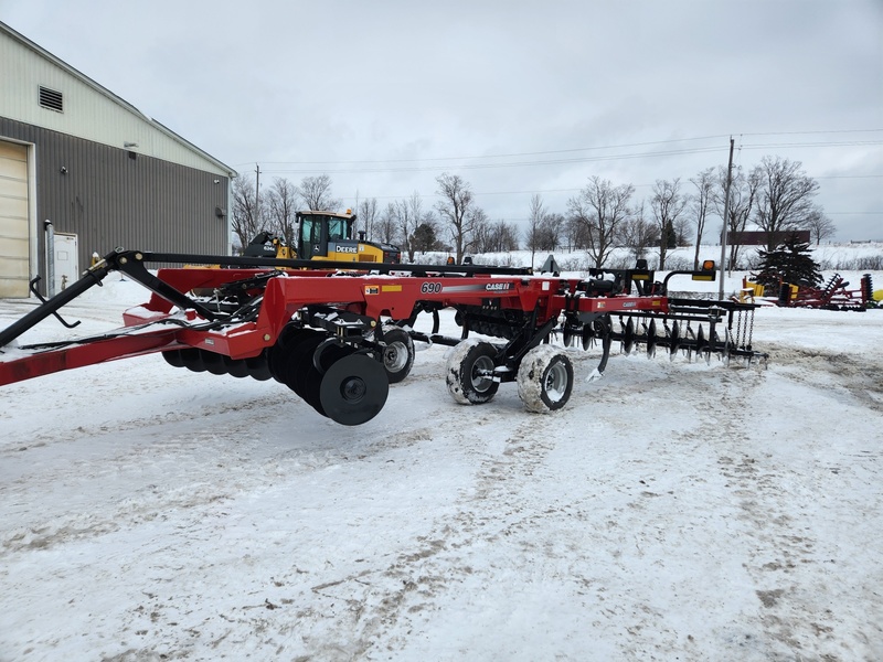 Soil Savers and Chisel Plows  Case IH 690 Disc Ripper Photo