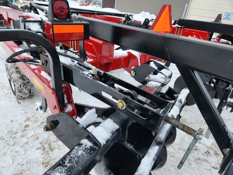 Soil Savers and Chisel Plows  Case IH 690 Disc Ripper Photo