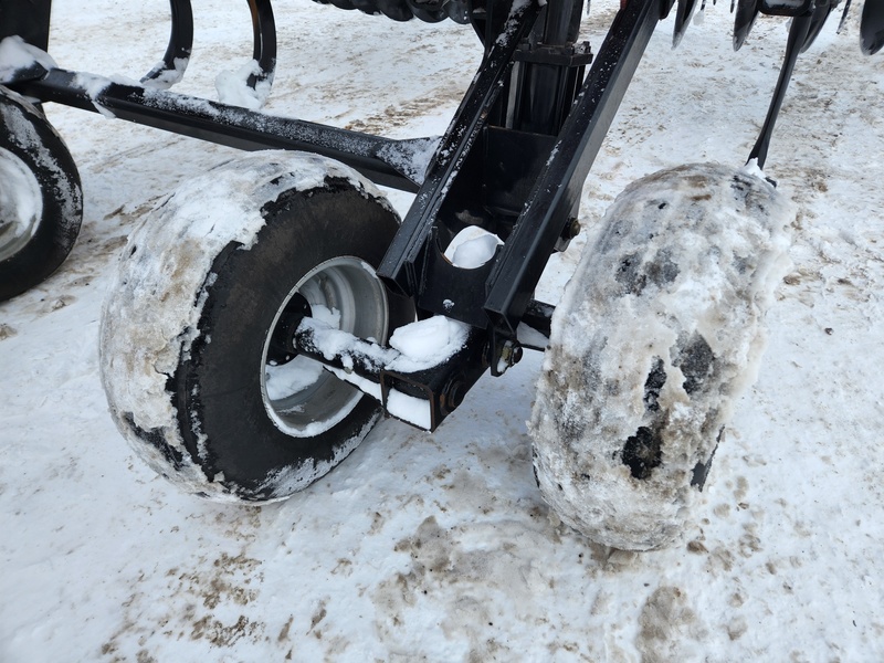 Soil Savers and Chisel Plows  Case IH 690 Disc Ripper Photo