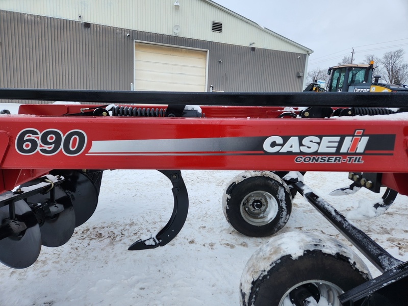 Soil Savers and Chisel Plows  Case IH 690 Disc Ripper Photo