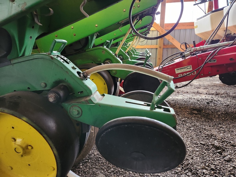 Planting Equipment  John Deere 7200 Planter  Photo