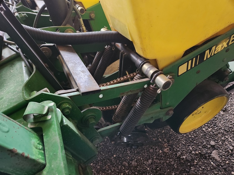 Planting Equipment  John Deere 7200 Planter  Photo