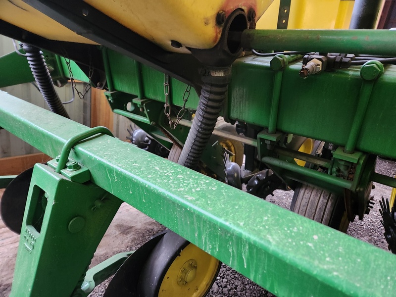 Planting Equipment  John Deere 7200 Planter  Photo