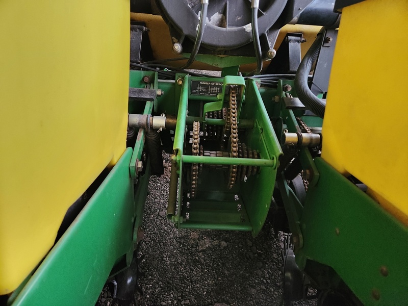 Planting Equipment  John Deere 7200 Planter  Photo