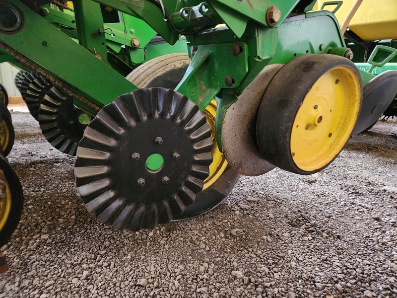 Planting Equipment  John Deere 7200 Planter  Photo