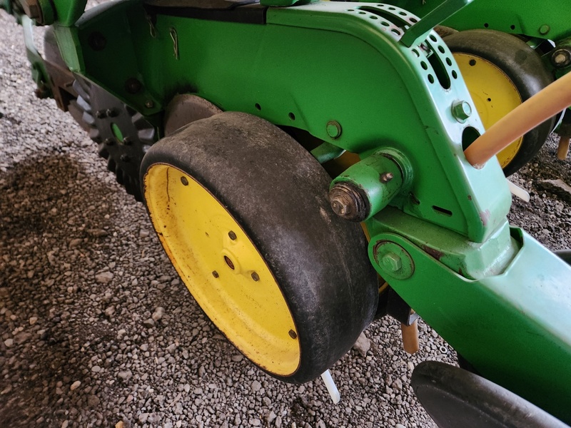 Planting Equipment  John Deere 7200 Planter  Photo