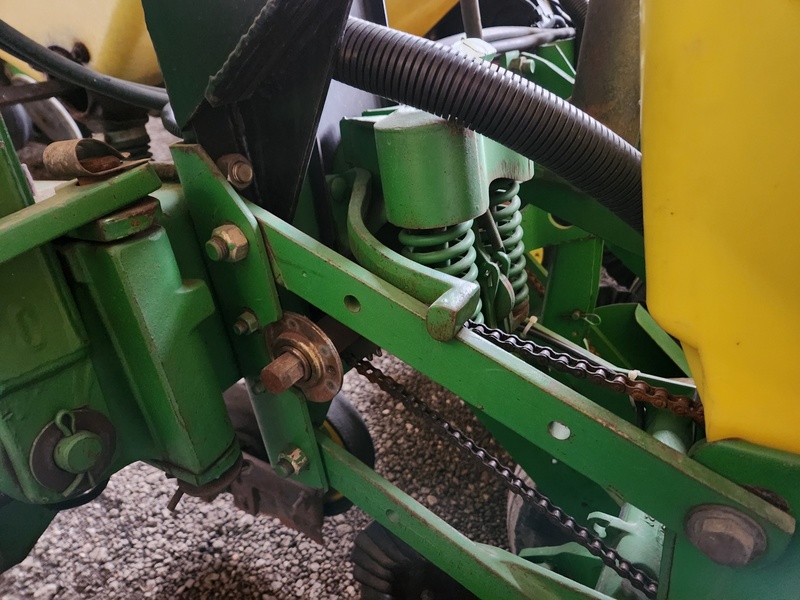 Planting Equipment  John Deere 7200 Planter  Photo