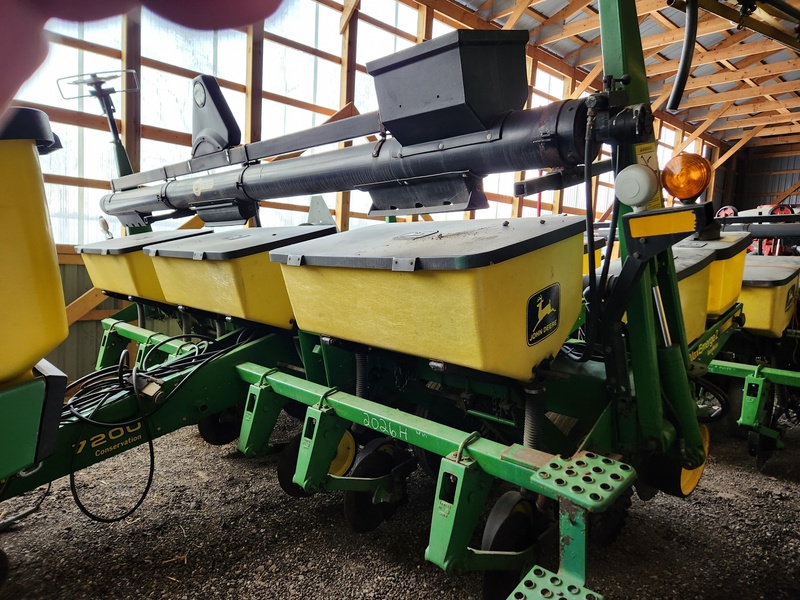 John Deere 7200 Planter 