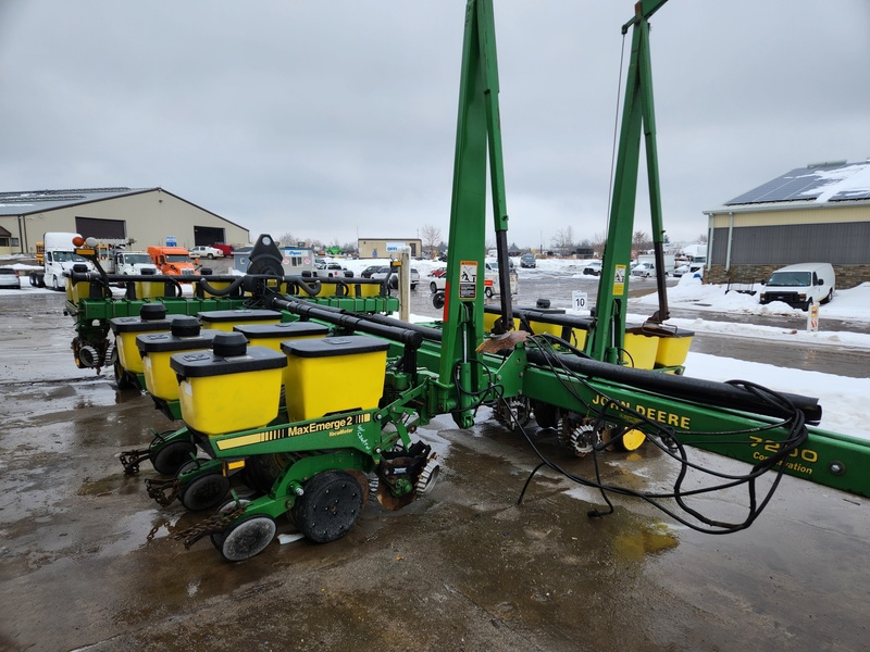 Planting Equipment  John Deere 7200 Planter  Photo