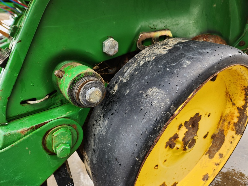 Planting Equipment  John Deere 7200 Planter  Photo