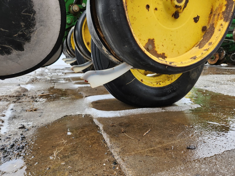 Planting Equipment  John Deere 7200 Planter  Photo