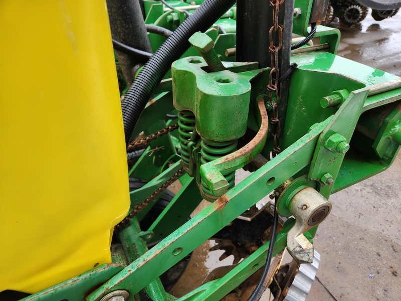 Planting Equipment  John Deere 7200 Planter  Photo