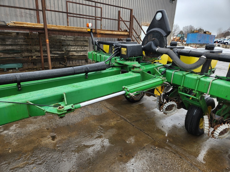 Planting Equipment  John Deere 7200 Planter  Photo