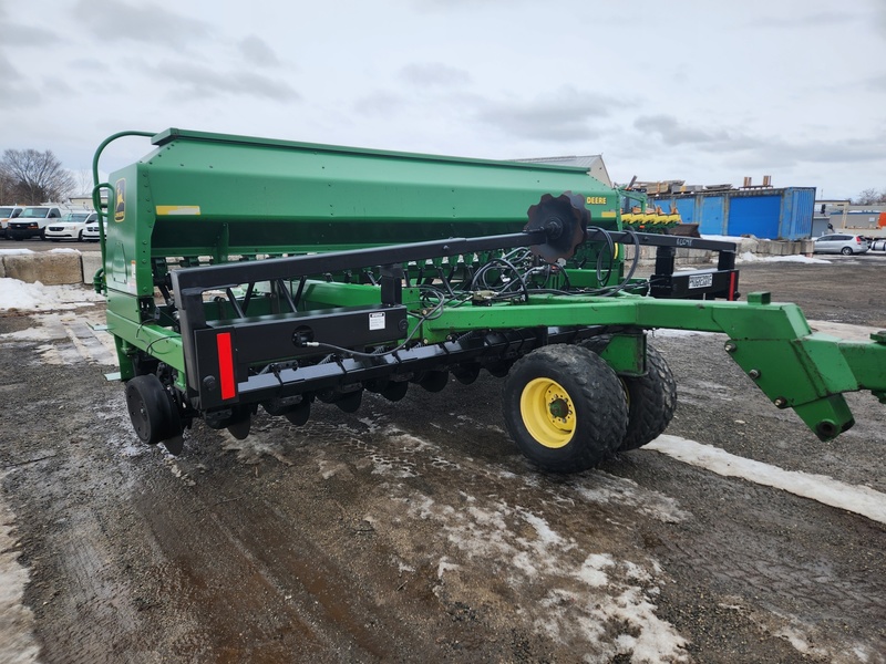 Planting Equipment  John Deere 1560 No-Till Drill  Photo