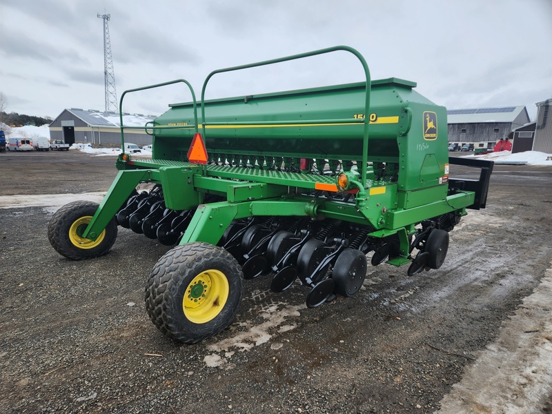 Planting Equipment  John Deere 1560 No-Till Drill  Photo