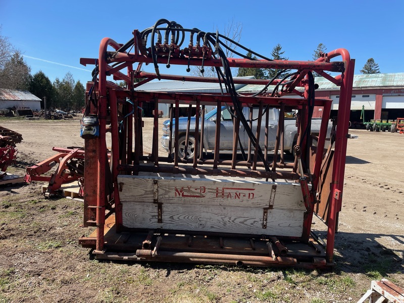 Hay/Forage/Livestock  My-D Han-D Cattle Chute with Squeeze Photo
